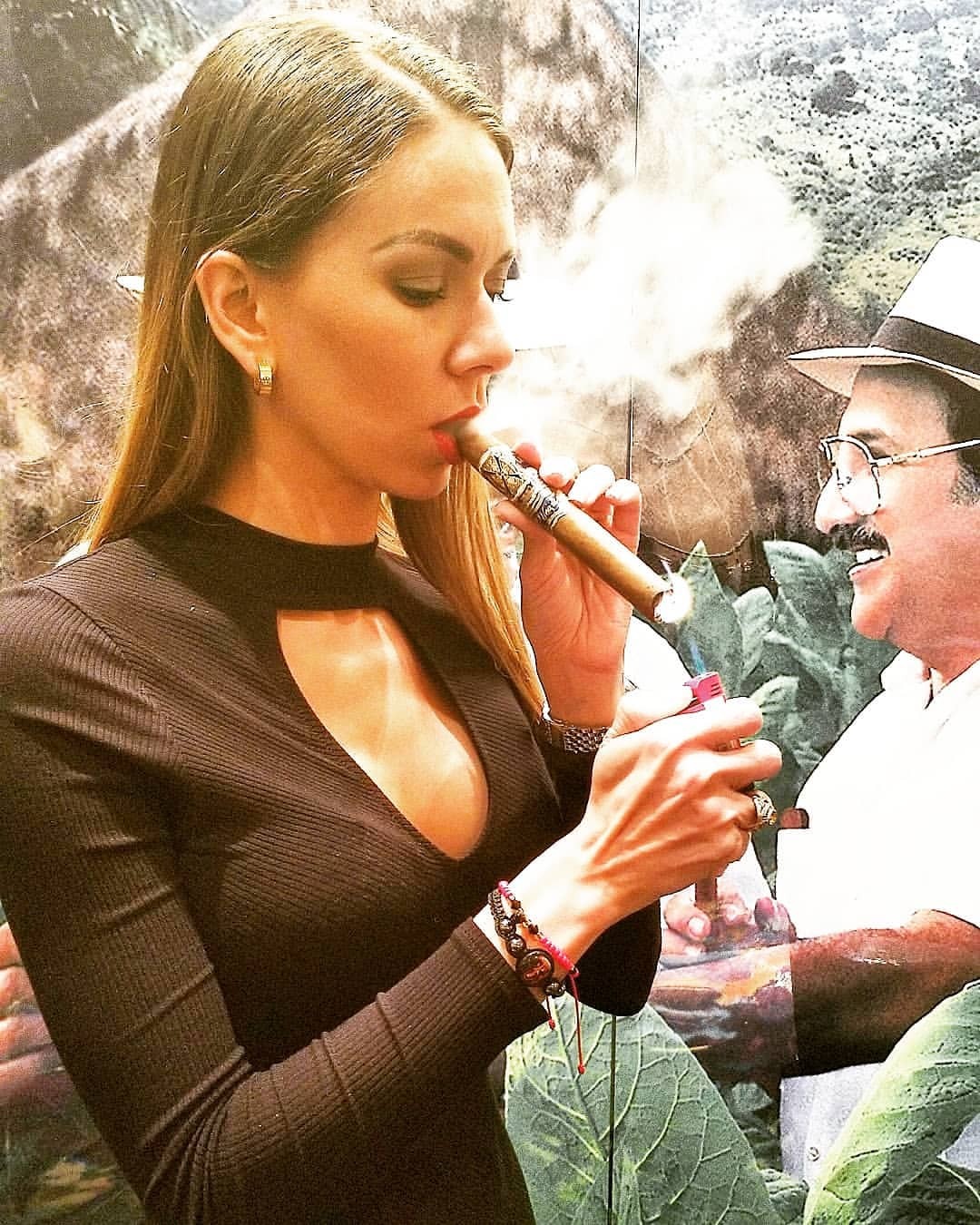 Sin título — #Repost @lbautista1983 • • • • • • #cigarlady...