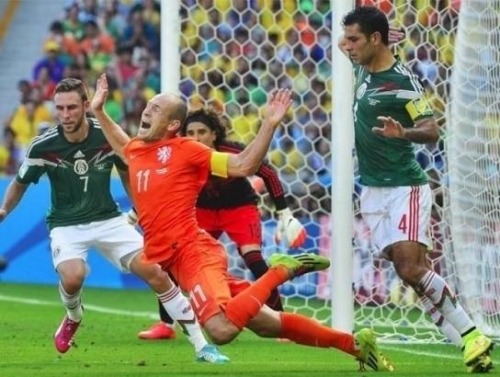 merlinds21:  Arjen Robben’s fall Por él mi país no ganó:( México<3 