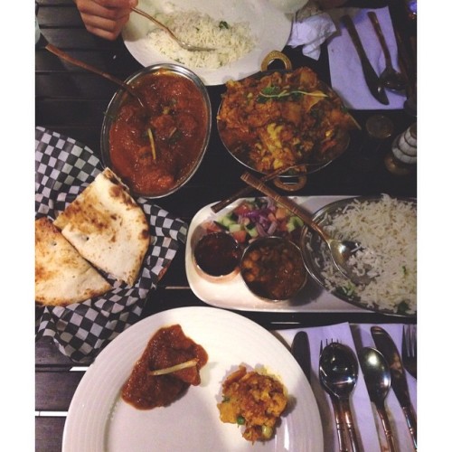 yum! aloo gobi, channa masala, fish curry, samosa, rice, naan, and chutney #indianfood #foodporn #da