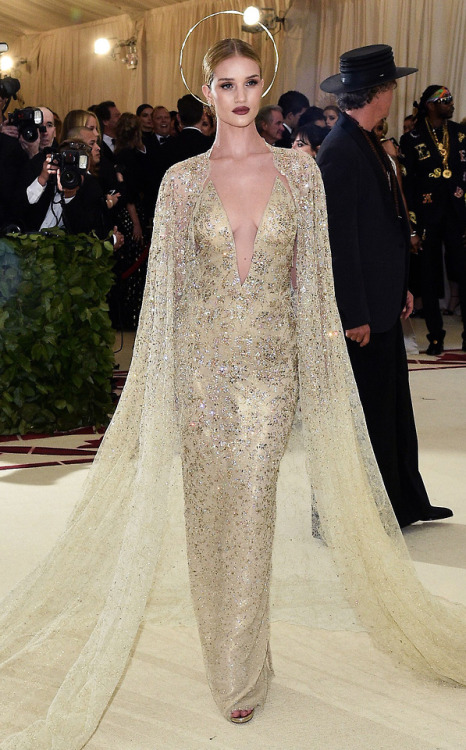 houdinia:rosie huntington-whiteley at the met gala 2018