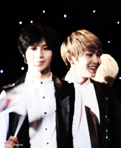 fivegems:  Taemin waving South Korea’s flag in L.A :D 