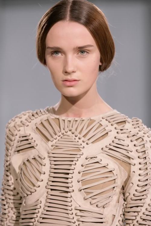 octopussydance:  http://synesthesiagarden.com/2012/12/14/immortal-coil-fashion-designer-iris-van-herpen/#more-11365