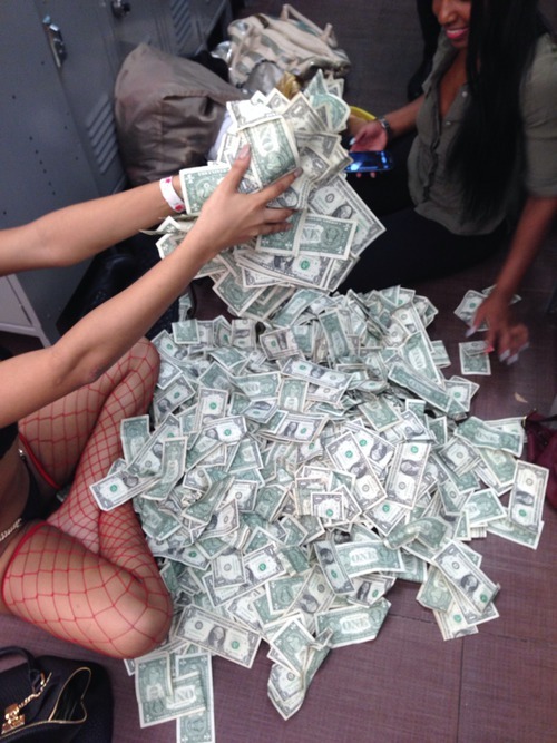 lordxputa:  toxicmami:  persianwatergoddess:  water  $$$   lordxputa.tumblr.com😇💫  🔥💦