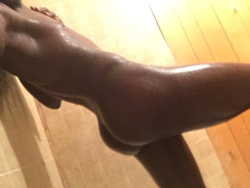 ckallmehkamarii:  Showerrrr 😩