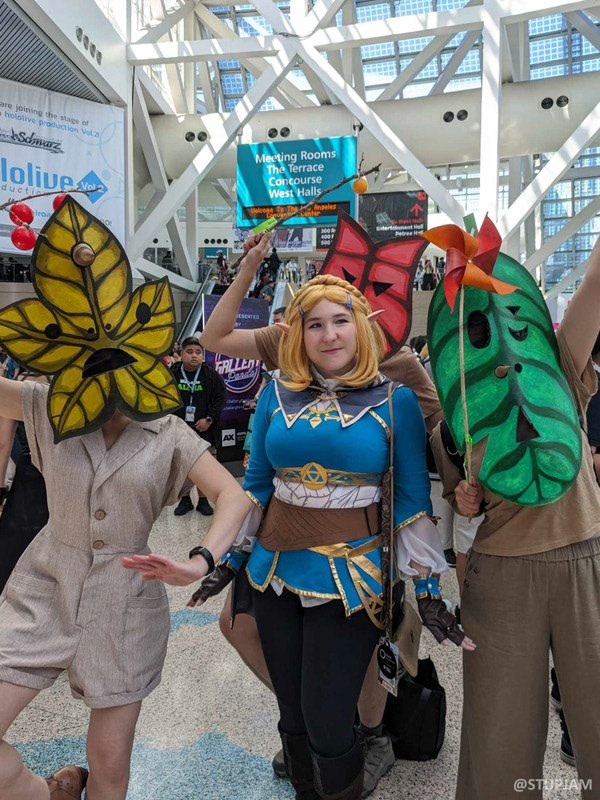 handing out korok seeds at AX 2023! but really the seeds were almond hersey's kisses LOL.
Met Zelda and Rauru! (IG: artemiscos)