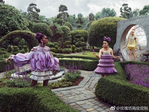 dressesofchina:Guo Pei couture combines Chinese patterns and Western fairytales.