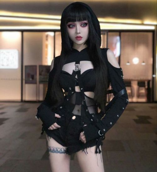 Model Kina Shen