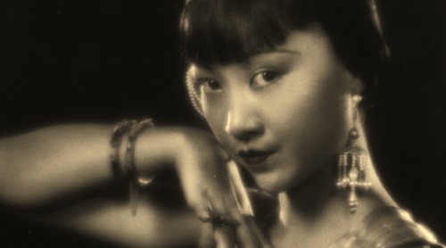 zuky:  bogarted:  Happy Birthday Anna May Wong!   (January 3rd, 1905 - February 3rd, 1961)