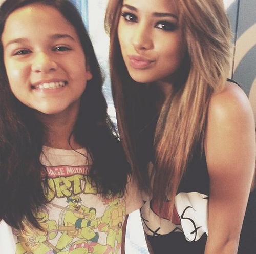 mizzjasminevillegasnewz:  jasmine v with fan