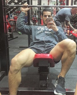 ilovehotathletes:  His thighs are giving me Nutcracker Realness 😍