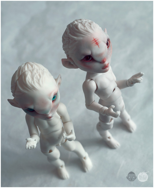 bluoxyde:  A couple more pictures of the two chibis~ I’d really love to paint some different faces on different resin colors, there are so many things I’d want to do with this sculpt: a gargoyle, a laboratory mouse, a unicorn, an orc, a lion cub, a