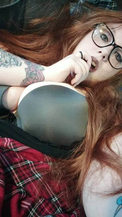 thebuttsandthebees: One of my real life besties is selling content now and she is so fucking gorgeous, y'all.  She’s a tattooed, curvy, real-life domme who is pretty much an actual goddess.   Check out her extralunchmoney and use the discount codes