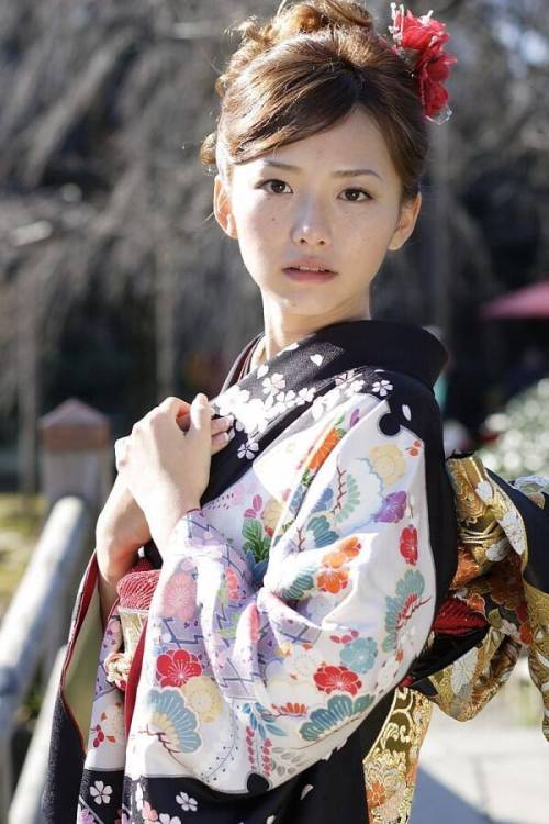 The kimono (着物, きもの) is a traditional Japanese garment. The word “kimono”, which actuall
