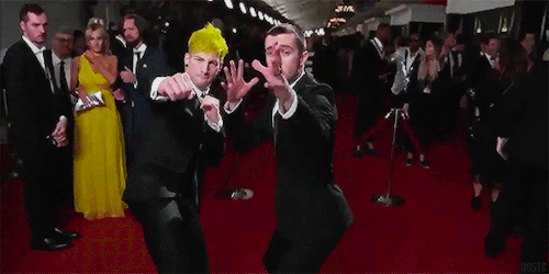 Twenty One Pilots stuns in the E! Glambot on the 2017 Grammys Red Carpet.