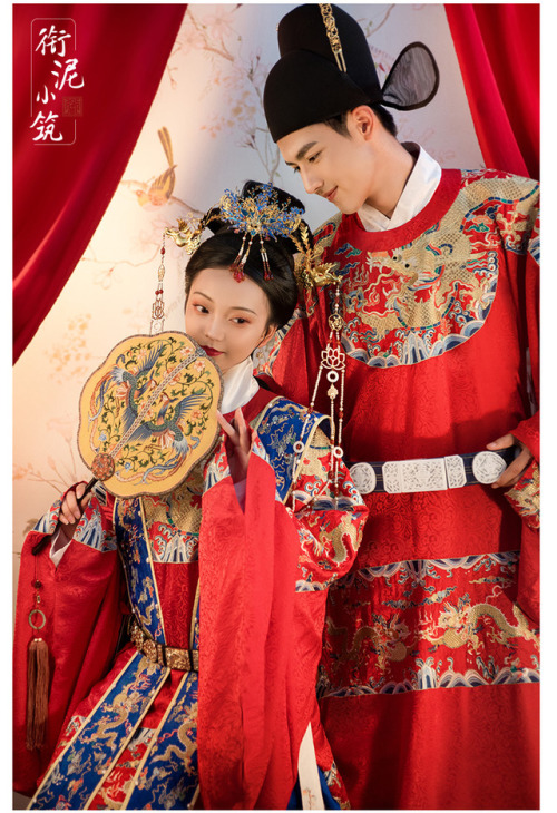 ziseviolet:Traditional Chinese Wedding Hanfu in the style of the Ming Dynasty. 