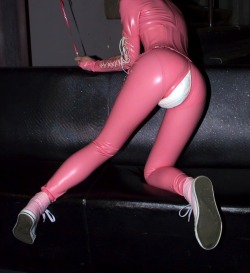 Emma Bending Over To Show Her Wet Diaper In Her Latex Catsuit (8-20 Pics)Oh I’m