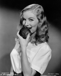 ladylikelady:  Veronica Lake- c.1941