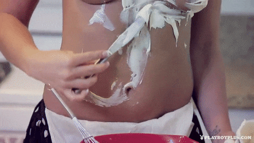 sheletmeseehernaked:  That moment when Candace Leilani offers to bake you a birthday