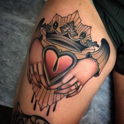 electrictattoos: youngbloodct: claddagh for sabine today. thank’s a lot! (wraps a bit) done @waldundwiese.2theroots #claddagh #hands #crown #heart #thightattoo #neotradeu #neotraditional #neotradsub #taot #germantattooers  (hier: Arnstadt) Yongblood