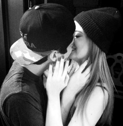 kissingeverysinglenight:  black &amp; white, couples blog