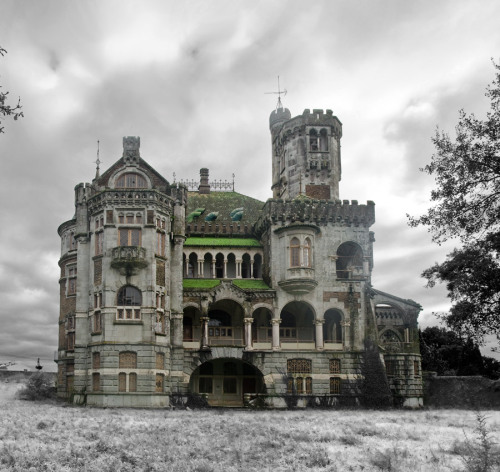 steampunktendencies:  Abandoned - The Castle of Dona Chica, Palmeira - Braga, Portugal  Photos: Ruin’arte 