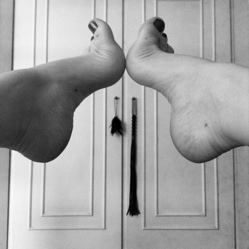venusohara: Good morning! #felizdomingo #lazysunday #feet #footfetish #arches #toes