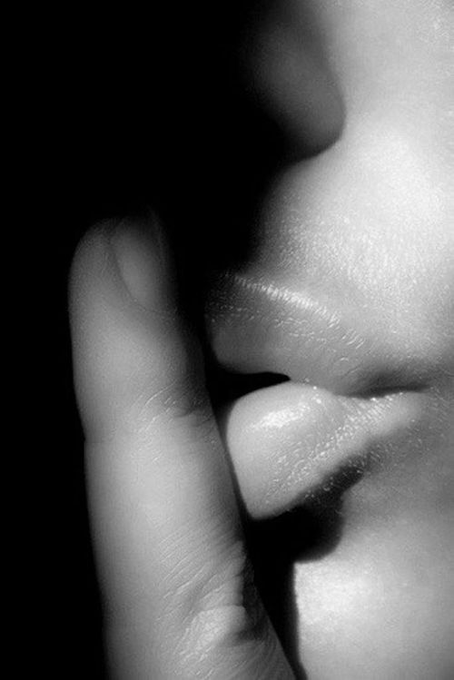 taci se non sai cosa dire… ma grida il mio nome  se sai cosa il tuo cuore pensa.. non aspettare domani.. oggi e’ gia’ domani…. thewolf 