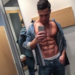 dude-on-demand:      Sixpacks in a Dressing Room        