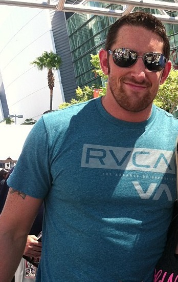 He’s growing back the beard! =D