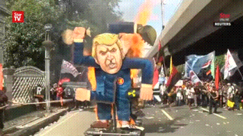ddestr0yedd: kropotkindersurprise: November 13 2017 - Protesters in Manila burn a