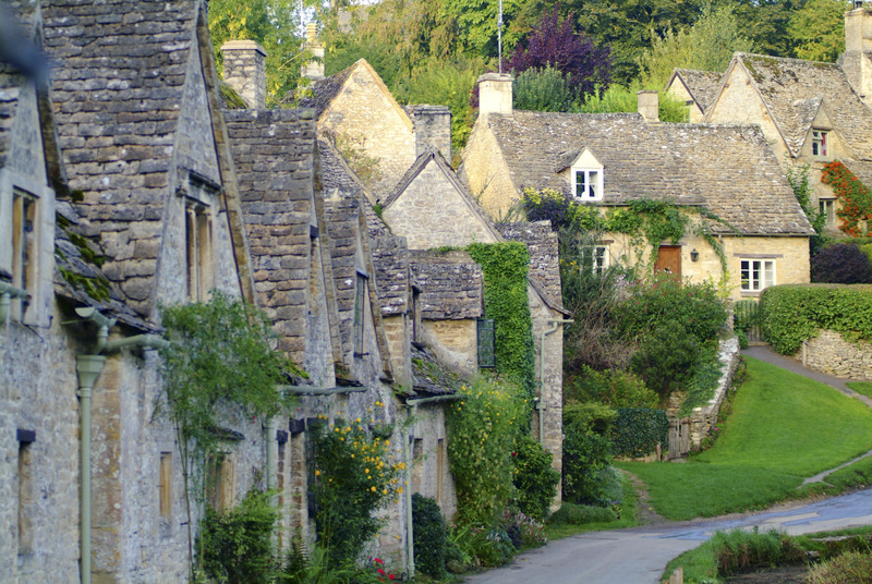 discovergreatbritain:  BiburyDes cottages couleur miel datant du XIVème siècle,
