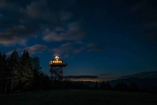 utwo:  Off the Grid and Forty Feet Up  United States Forest Service tower © airbnb.com  yup your tax money well spent