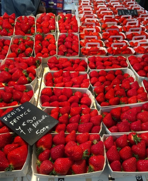 veganfeelsgood:Farmers market and huge strawberries