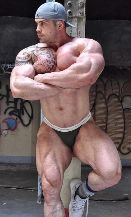 musclemusclemusclemuscle:roidedmuscletoy:Yeah jock whore get ready to get juiced.Only the biggest an