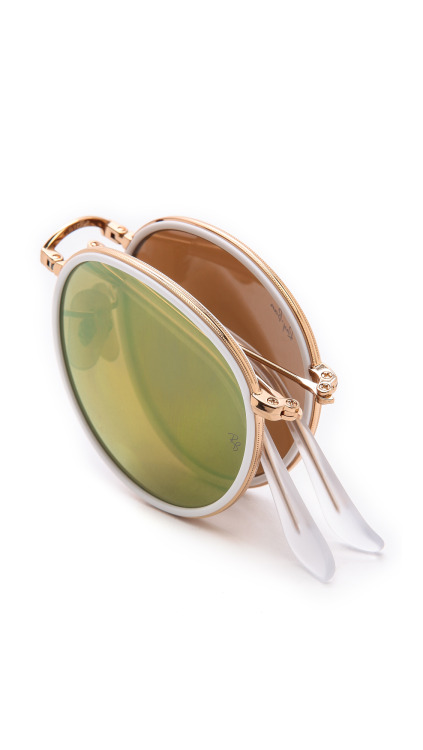 Ray-Ban.Fonte : www.shopbop.com via tinamotta.tumblr.com
