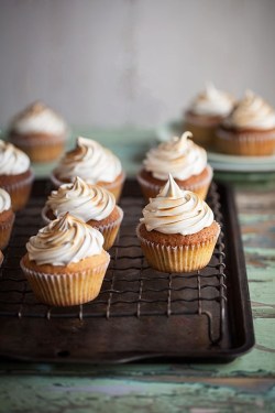 fullcravings:  Lemon Pistachio Cupcakes with Honey Meringue Frosting