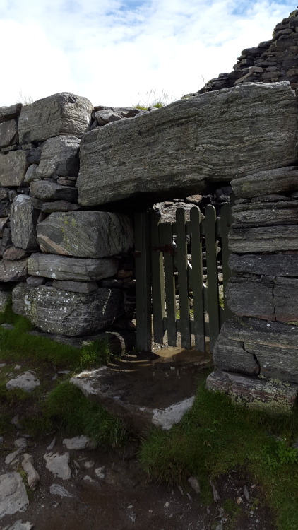 dun-scathach:Dùn Chàrlabhaigh, Leòdhas, Outer Hebrides.This is one of the best preserved Iron Age Br