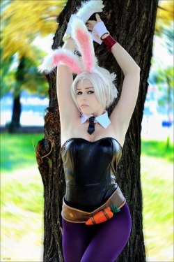 league-of-legends-sexy-girls:  Riven Cosplay