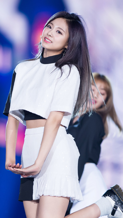 alltwiceicons: Tzuyu, Momo and Dahyun lockscreens Don’t forget to check the sidebar to know if the requests are open or closed  