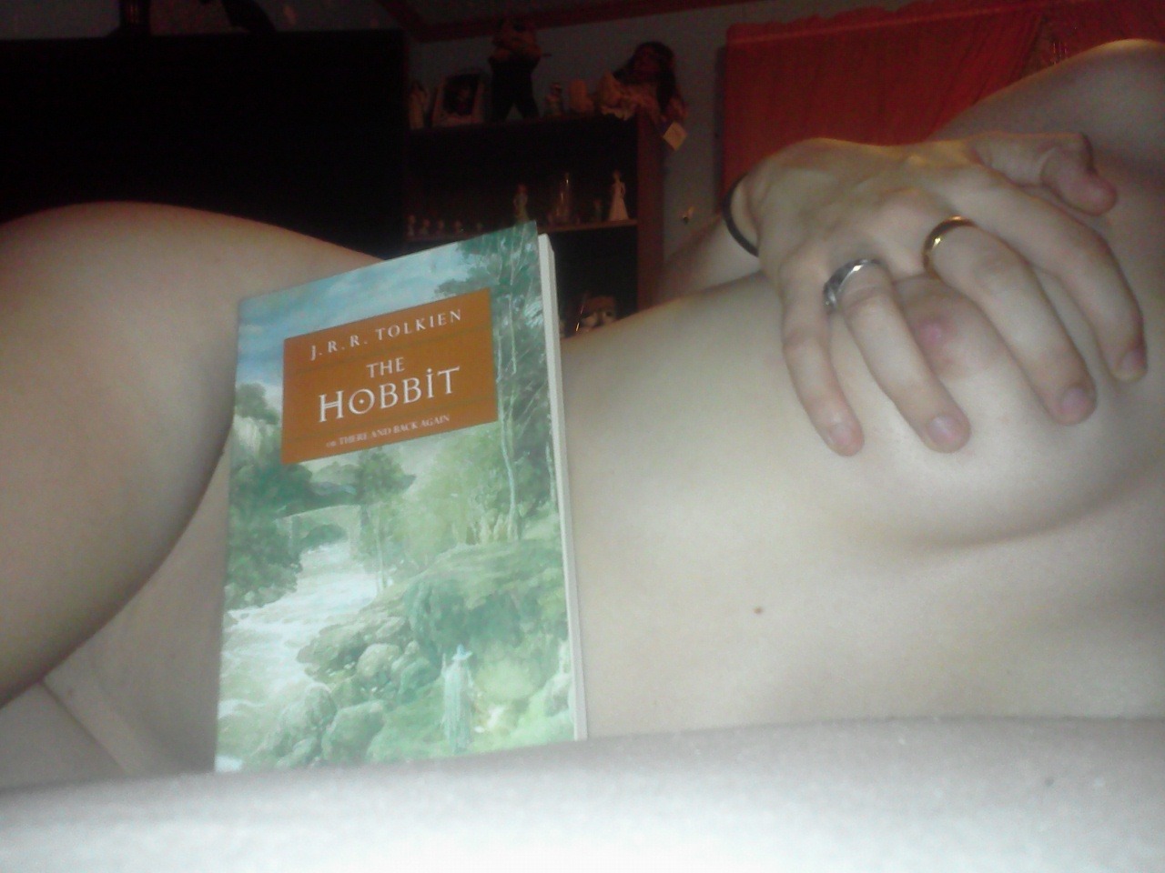 nerdygirlsnaked:  A good book is best enjoyed naked.  