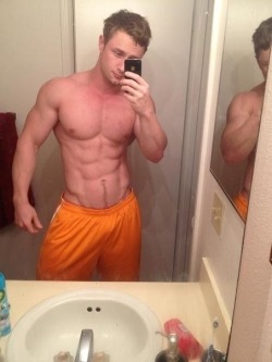 texasfratboy:  love his ripped body and small little muscle waist…plus he’s got a sweet bulge!! Hot!