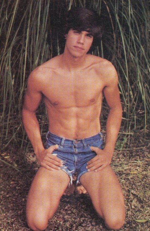 I would have given ANYTHING to see Robbie Benson naked, just once! He was so hot in the 70&rsquo