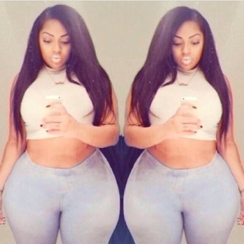 godsgifttomankind:  Kayla  Daaaaammmmmn she fine !