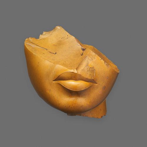 historyarchaeologyartefacts: Fragment of a queen’s face, Amarna period Egypt [1500x1500] Source: https://reddit.com/r/ArtefactPorn/comments/d9n783/fragment_of_a_queens_face_amarna_period_egypt/ 