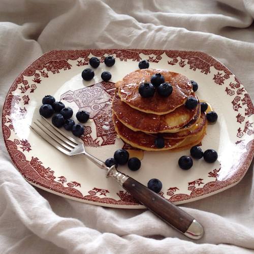 Sunday morning breakfast American Pancakes with blueberries &amp; maple syrup &hellip; I&rsquo;ve di