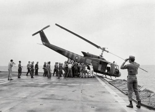Crew on USS Blue Ridge push off helicopter to make room for the 1975 Saigon evacuation [750x543] Check this blog!