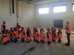 awwww-cute:  A bunch of kiddos getting a tour on a tech site