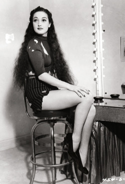 vintagegal:  Dorothy Lamour in her dressing