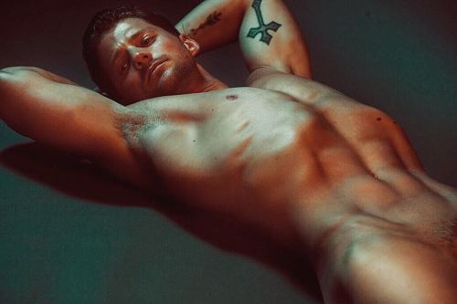 hautenola:  Glad to see stunner @jrainesjr707 is getting the attention he deserves. Just remember you this pic here first. Jerry in all his muscled, glistening male sexiness lensed by friend @fineartvisuals.  Hawt damn.   #jerryrainesjr #johnkenny 