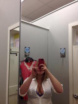 changing room selfie